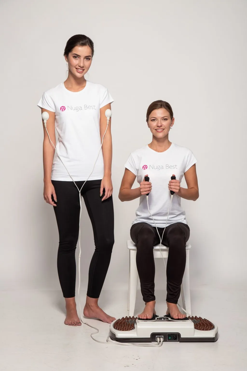 Жени демонстрират Nuga Best E5 с апликатори